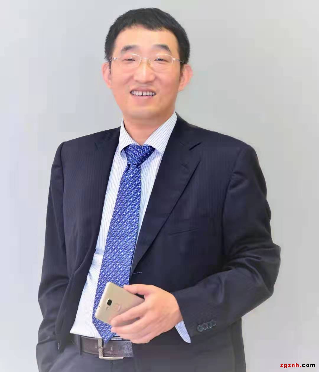 李剛,華為公司原副總裁,1996年加入華為,是公司早期創(chuàng)業(yè)、研發(fā)、拓展市場的功臣,2020年從華為功成身退。對企業(yè)戰(zhàn)略、文化、人力資源、產(chǎn)品研發(fā),市場營銷,技術(shù)服務(wù)、質(zhì)量與運(yùn)營等方面有豐富的實戰(zhàn)經(jīng)驗。華為管理體系貢獻(xiàn)最高榮譽(yù)獎“藍(lán)血十杰”獲得者,華為大學(xué)“金牌講師”。